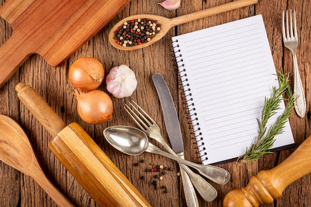 Stôl s kuchynskými nástrojmi